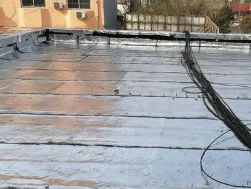 高阳县卫生间漏水维修公司分享下高阳县屋面楼顶防水刚性防水层施工要点。